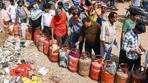 LPG सिलेंडर के लिए लाइन में खड़े लोग