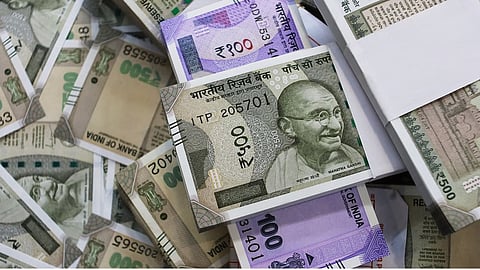 अगले दिनों में रुपया के और गिरने की आशंका जतायी गई है ( फाइल फोटो )