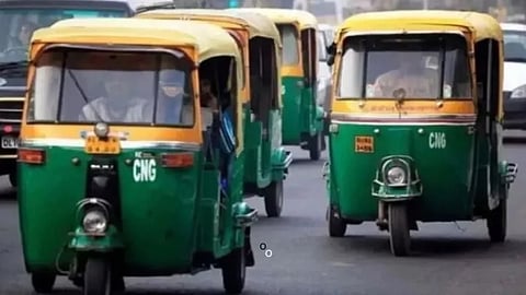 महंगी हुई CNG, बढ़ी ऑटो चालकों की मुश्किलें