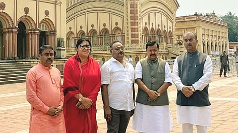 विख्यात दक्षिणेश्वर मंदिर में पार्टी नेताओं के साथ भाजपा अध्यक्ष नितिन नवीन।