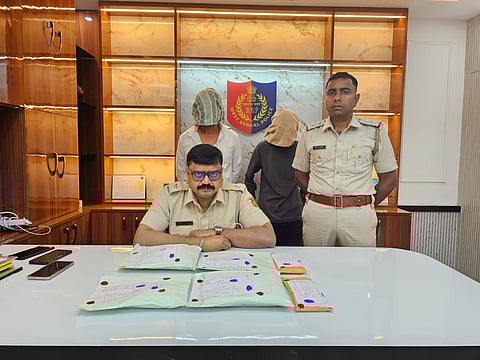 बारुईपुर थाने की पुलिस गिरफ्तार अभियुक्तों को दिखाती हुई