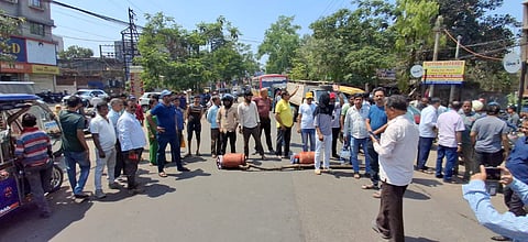 उपभोक्ता ने सड़क पर खाली गैस सिलेंडर रखकर किया प्रदर्शन