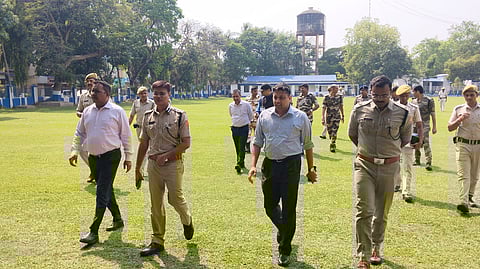 चंदननगर पुलिस कमिश्नरेट के पुलिस आयुक्त सुनील यादव और हुगली ग्रामीण पुलिस अधीक्षक कुमार शनि राज समेत अन्य वरिष्ठ अधिकारी बैठक के बाद जाते हुए