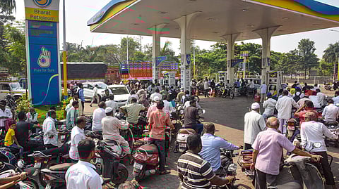 महाराष्ट्र के कराड के एक पेट्रोल पंप पर तेल के लिए उमड़े लोग।