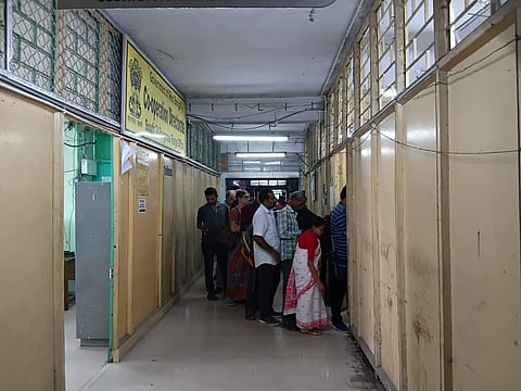 दक्षिण 24 परगना जिला मुख्यालय अलीपुर में कई कर्मचारियों ने अपना नाम चुनाव ड्यूटी से हटाने के लिए आवेदन पत्र जमा देते हुए