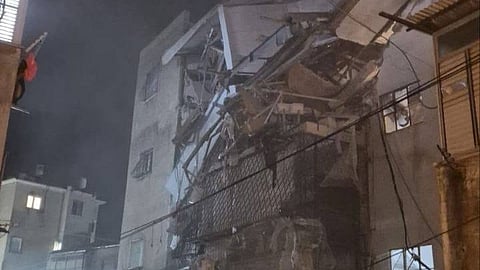 ईरानी हमले में तेल अवीव में क्षतिग्रस्त मकान।