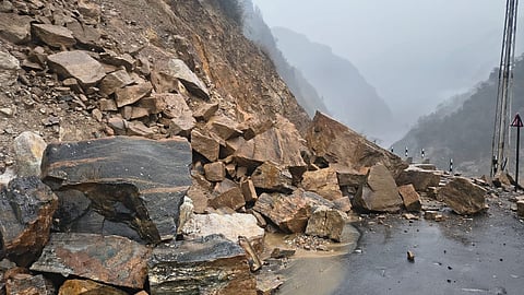 चट्टान के बड़े-बड़े टुकड़े गिरने से सड़क अवरुद्ध हो गया।