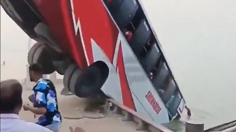 पदमा नदी में गिरती हुई बस।