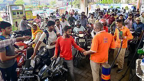 सरकार के आगाह करने के बावजूद पेट्रोल पंपों पर पैनिक बाइंग हो रही है।