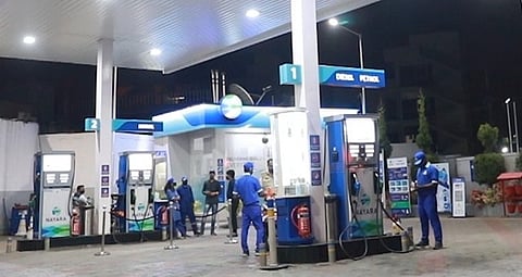 आने वाले दिनों में तेल के और दाम बढ़ने की उम्मीद है ( फाइल फोटो )।