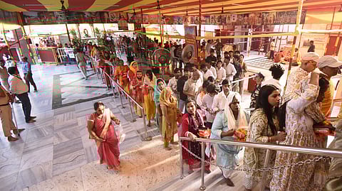 मंदिरों में श्रद्धालुओं की भारी भीड़