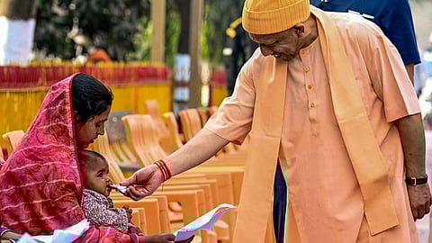 जनता दर्शन में परिजनों के साथ आए बच्चों को CM योगी ने चॉकलेट दी