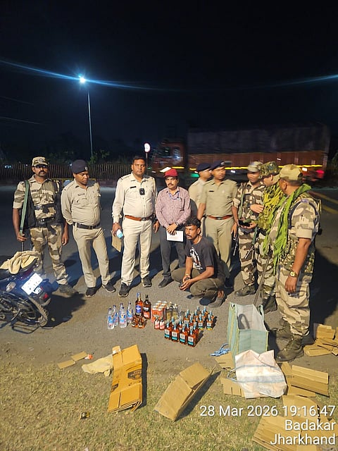 बरामद शराब के साथ गिरफ्तार अभियुक्त