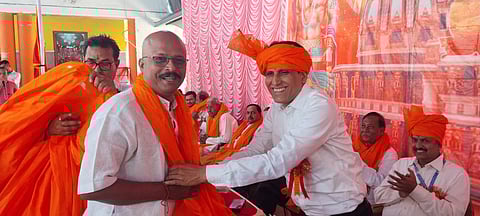 अखाड़ा कमेटियों को पगड़ी पहनाकर किया गया सम्मानित