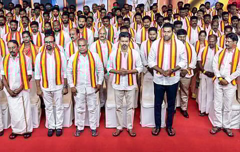 TVK प्रत्याशियों के साथ पार्टी प्रमुख विजय।