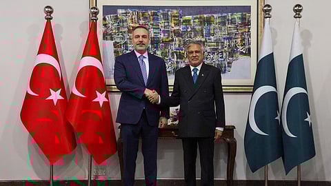 तुर्की के विदेश मंत्री हाकान फिदान के साथ पाकिस्तान के विदेश मंत्री मोहम्मद इशाक डार।
