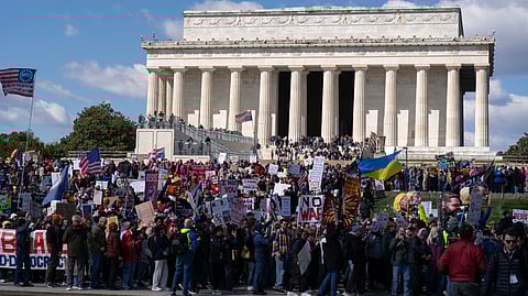 वॉशिंगटन के लिंकन मेमोरियल के समक्ष ट्रंप की नीतियों के विरुद्ध प्रदर्शन करते लोग।