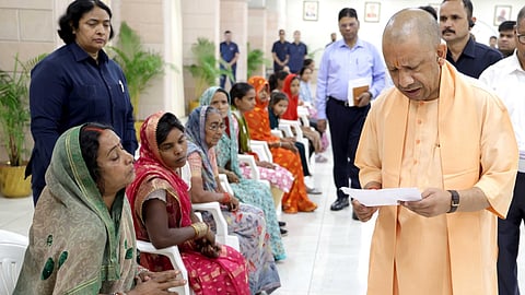 CM योगी आदित्यनाथ ने ‘जनता दर्शन’ में प्रदेशभर से आए लोगों की समस्याएं सुनीं