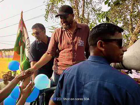 लोगों से हाथ मिलाते सांसद युसूफ पठान