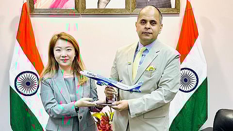 शंघाई में भारत के कॉन्सुल जनरल प्रतीक माथुर ने इंडिगो की कोलकाता-शंघाई डायरेक्ट फ्लाइट का उद्घाटन किया।