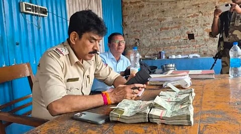 नाका चेकिंग में साढ़े 10 लाख रुपये बरामद