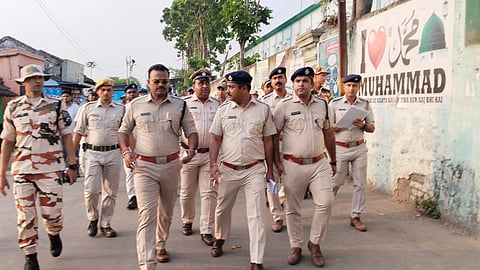 हुगली ग्रामीण पुलिस अधीक्षक कुमार सनी राज इलाके का निरीक्षण करते हुए, साथ में हैं कई अन्य अधिकारी