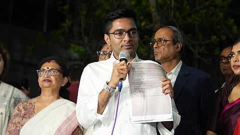 सीईओ कार्यालय के बाहर मीडिया को संबोधित करते अभिषेक बनर्जी