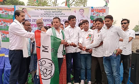 तृणमूल में शामिल होते कांग्रेस कार्यकर्ता व समर्थक