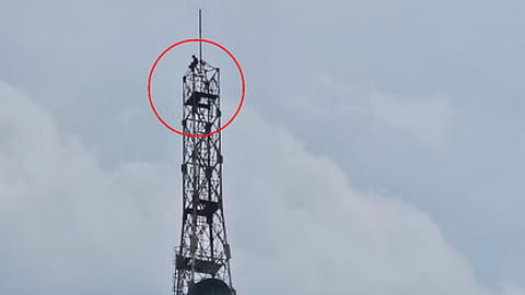 'शादी कराओ वरना कूद जाऊंगा', एकतरफा प्यार में 'वीरू' बना राजू, मोबाइल टावर पर चढ़ा