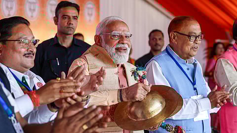 असम में चुनावी रैली के दौरान प्रसन्न मुद्रा में पीएम नरेंद्र मोदी।