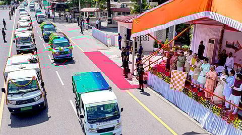 लखनऊ में 250 E-CNG कचरा प्रबंधन वाहनों को हरी झंडी दिखा रहे CM योगी आदित्यनाथ