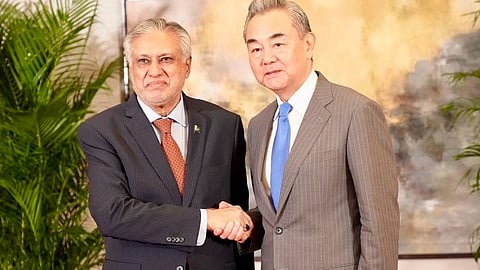 बीजिंग में चीन के विदेश मंत्री वांग यी से मिलते पाकिस्तान के विदेश मंत्री इसहाक डार।