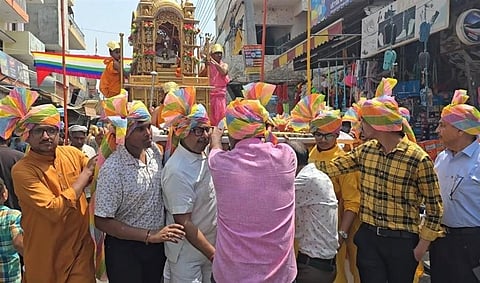 हावड़ा डबसन में निकली महावीर जन्म कल्याणक शोभायात्रा