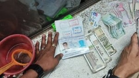 शालीमार स्टेशन पर चेकिंग के दौरान भारी मात्रा में विदेशी मुद्रा बरामद, एक हिरासत में