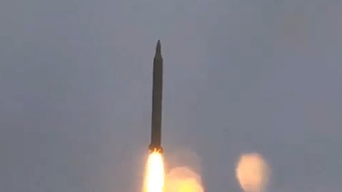 ईरान ने इजराइल और खाड़ी देशों को निशाना बनाकर कई मिसाइलें लॉन्च कीं।