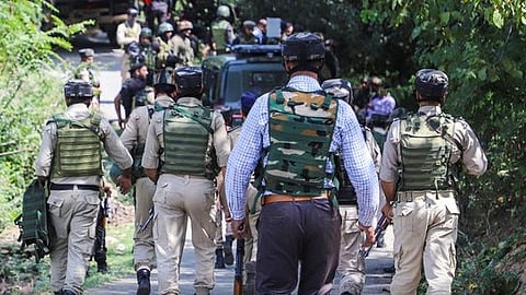 गंदेरबल मुठभेड़ को लेकर राजनीतिक नेताओं ने सवाल खड़े किये हैं।