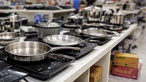 इंडक्शन हीटर और उससे जुड़े बर्तनों की मांग बढ़ी ( फाइल फोटो )।