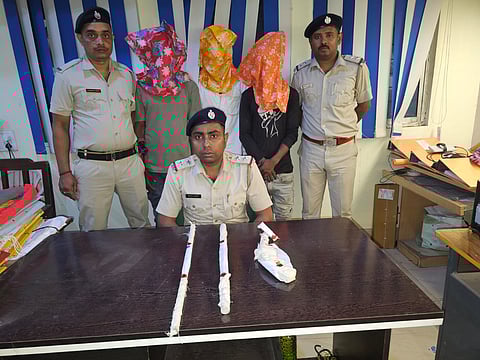 गिरफ्तार अभियुक्तों को पुलिस दिखाती हुईं