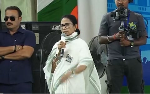 मुख्यमंत्री ममता बनर्जी ने एनआईए पर जांच के नाम पर निर्दोष लोगों को गिरफ्तार करने का आरोप लगाया।