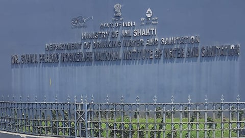 विभिन्न विभागों के चक्कर काट रहे नाम कटे असहाय मतदाता