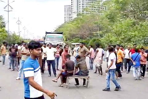 सड़क अवरोध कर प्रदर्शन करते लोग