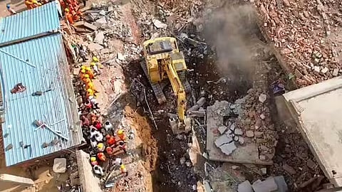 मप्र में चार मंजिला लॉज ढहने से तीन की मौत, कई लोगों के फंसे