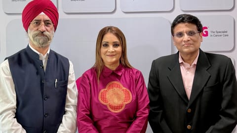 चीफ ऑपरेटिंग ऑफिसर (COO) गुरविंदर सिंह, रीजनल बिजनेस हेड डॉ. रूपाली बसु, और यूरो-ऑन्कोलॉजी और रोबोटिक्स के HOD और सीनियर कंसल्टेंट डॉ. गौरव अग्रवाल