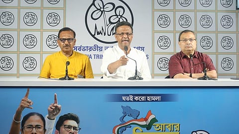 मीडिया को मंत्री फिरहाद हकीम, अरूप विश्वास और तृणमूल नेता कुणाल घोष ने संबोधित किया