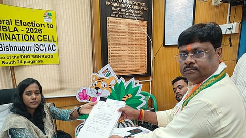 बिष्णुपुर के तृणमूल उम्मीदवार दिलीप मंडल नामांकन दाखिल करते हुए