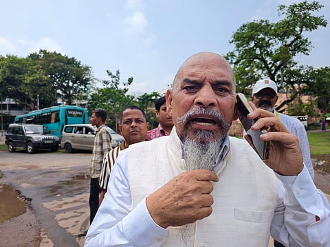 नामांकन दाखिल करने के लिए जाते हुए अच्छेलाल यादव