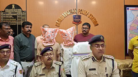 चंदननगर पुलिस कमिश्नरेट के डीसी अनिर्वाण विश्वास अन्य अधिकारियों के साथ प्रेस कांफ्रेंस को संबोधित करते हुए