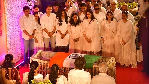 स्वर कोकिला Asha Bhosle को अंतिम विदाई, तिरंगे में लिपटा पार्थिव शरीर