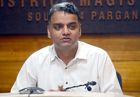 दक्षिण 24 परगना के डीईओ अभिषेक कुमार तिवारी प्रेस कांफ्रेंस को संबोधित करते हुए