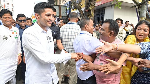 रोड शो के दौरान अभिषेक बनर्जी लोगों से हाथ मिलाते हुए